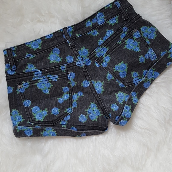 ⭐️Forever 21 floral denim shorts - Picture 2 of 3